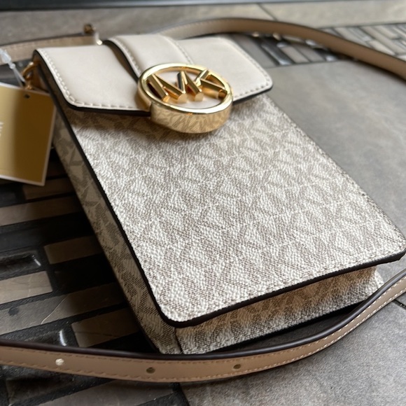 Michael Kors Carmen Small Logo Smartphone Crossbody Bag
Light Cream Multi - Picture 13 of 16